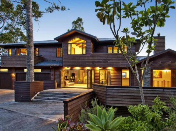 Villa Kayu Modern dengan Teras Luas